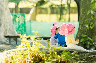 公園のベンチに座る子どもたち