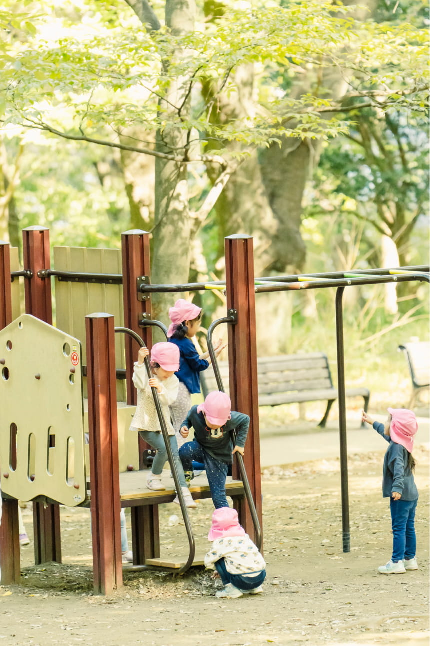 公園で遊ぶ子供たち